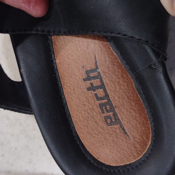 Earth Azalea Black Leather Wedge Sandals Size 10D (Wide Width) EUC - Picture 5 of 16